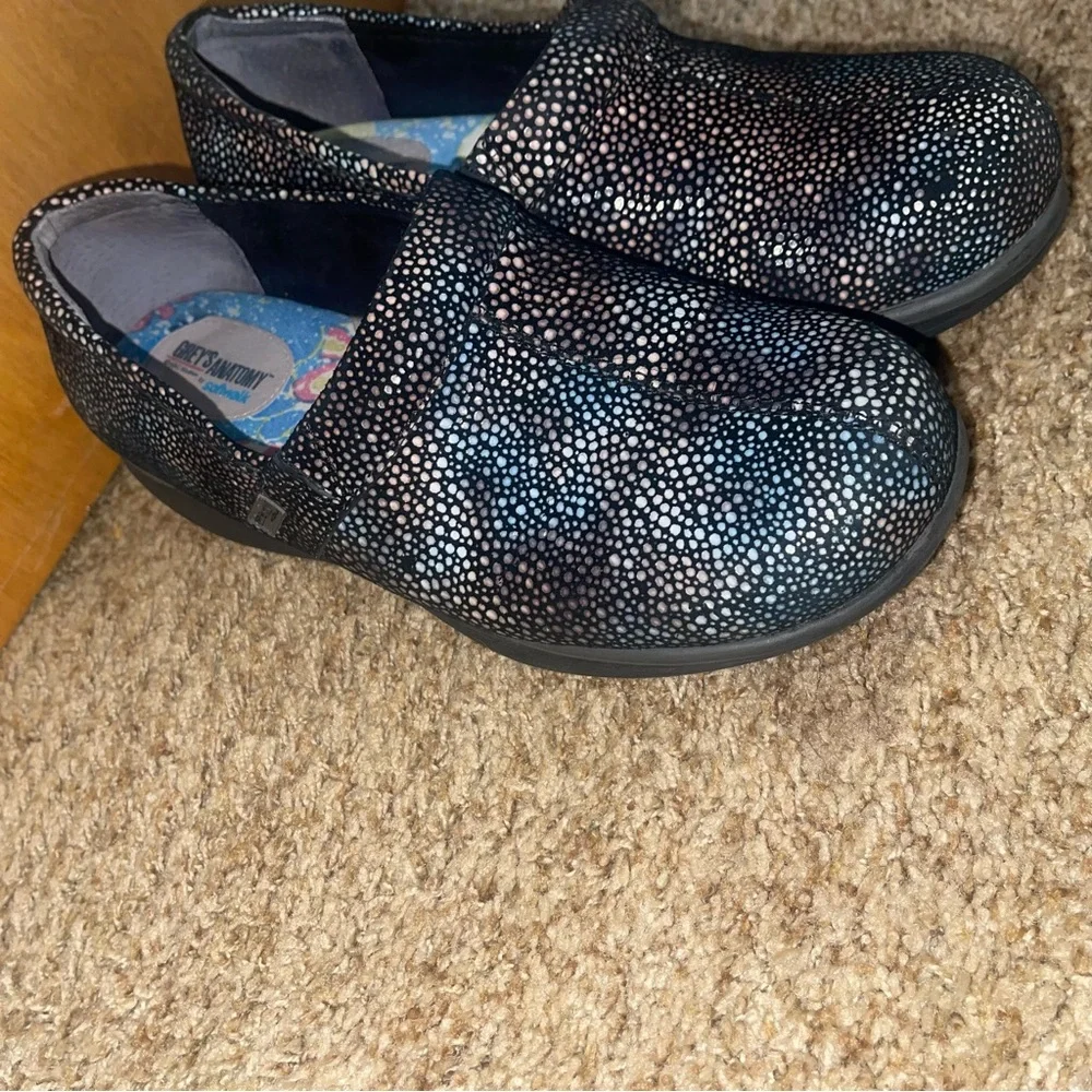 Soft Walk Greys Anatomy Meredith Comfort Slip Resistant Shoes Clogs Candy Dot 8 - Picture 2 of 9